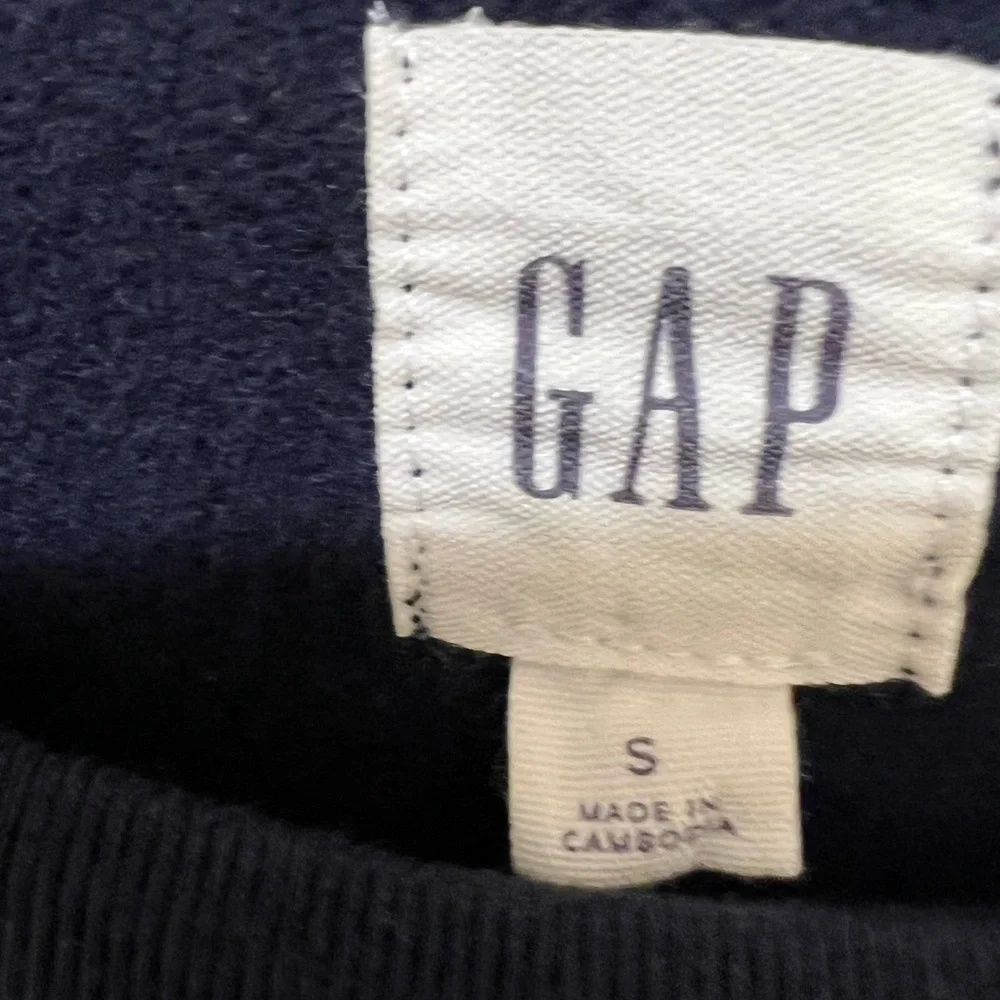 GAP men’s Small original Logo pullover blue and white long sleeve sweatshirt